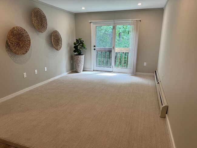 Building Photo - Beautiful One Bedroom Condo - HEAT INCLUDED!!