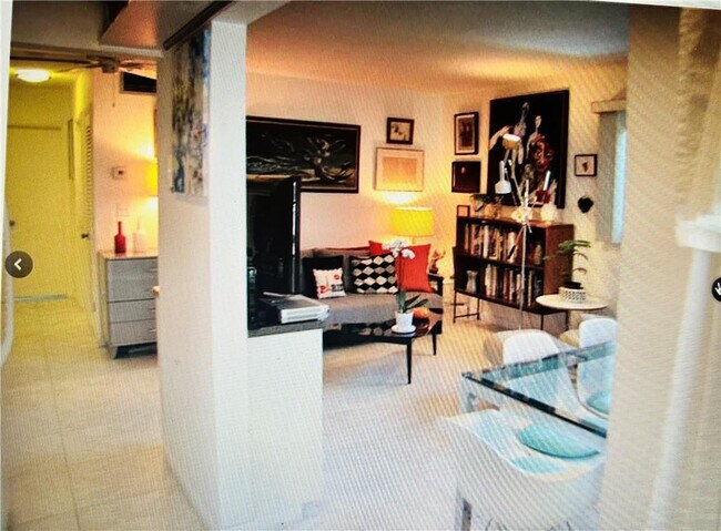 Building Photo - 2110 NE 39th St