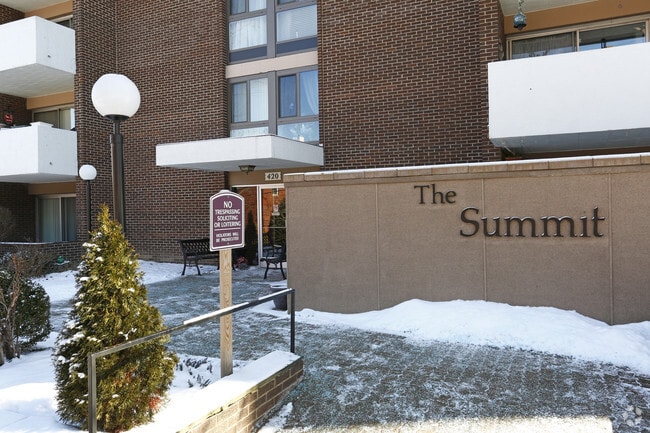 Building Photo - The Summit