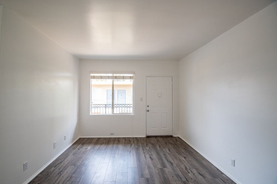 Building Photo - 4565 Hazeltine Ave