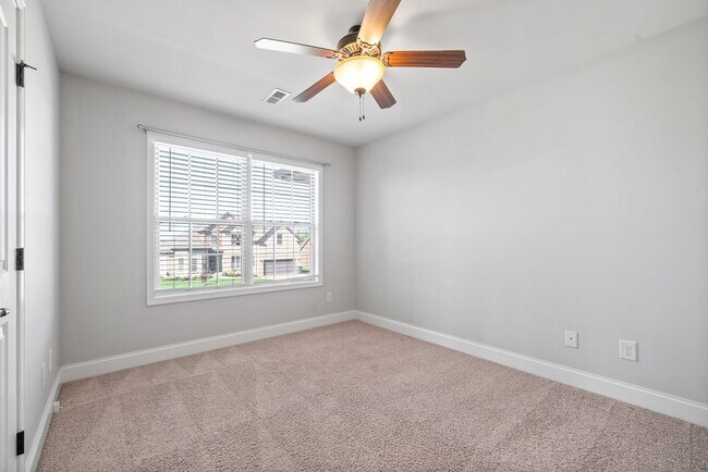Building Photo - Three Bedroom with Bonus on Exit 8!