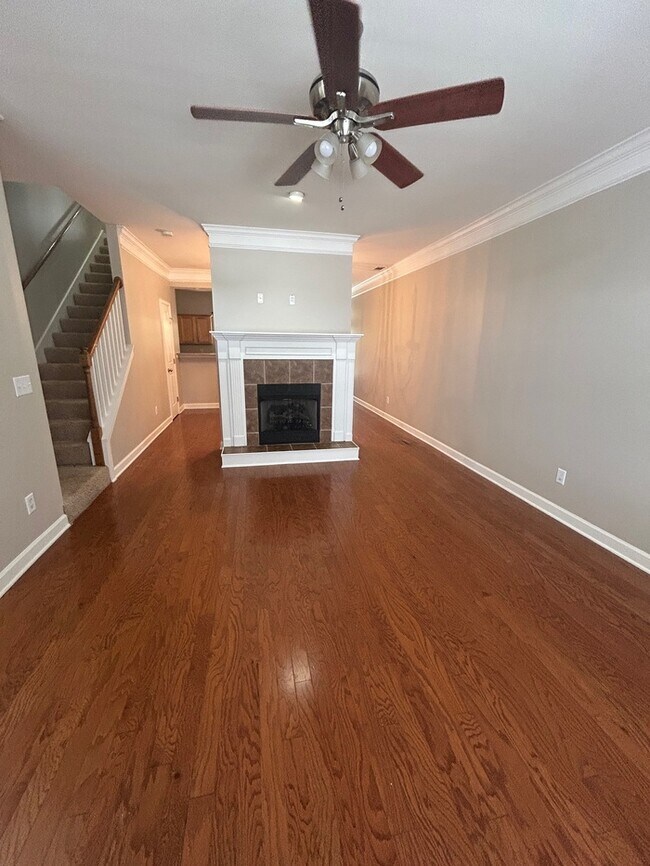 Building Photo - Beautiful 2 Bedroom 2.5 Bath Townhouse inn Prime Nashville Location