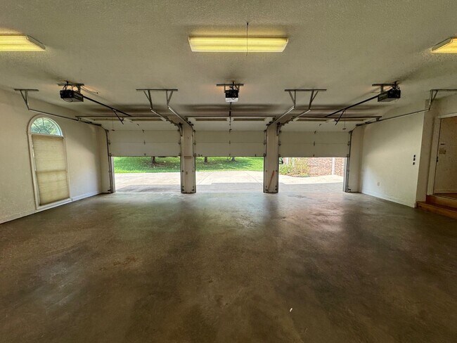 Building Photo - South AVL - Grand Residence in The Cotswol...