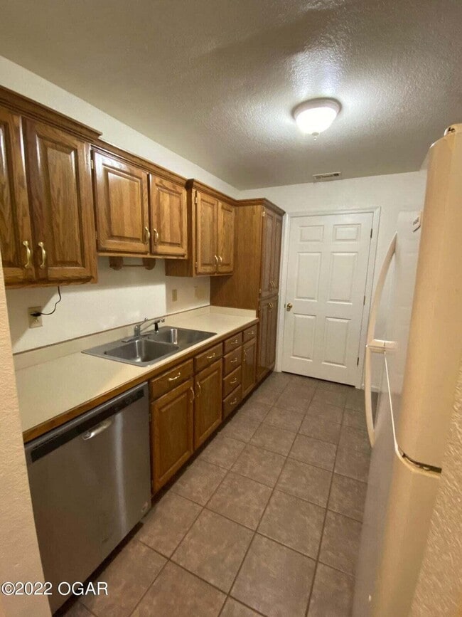 Building Photo - 1721 Redbud Dr