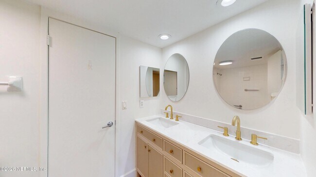 Building Photo - 222 7th St