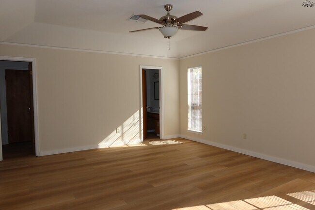 Building Photo - 4819 Royal Oak St