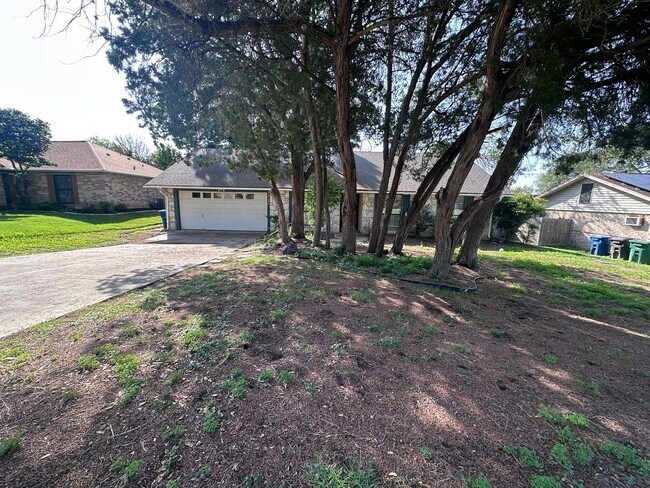 Building Photo - BEAUTIFUL WOOD FLOORING IN THIS 3 BR IN FO...