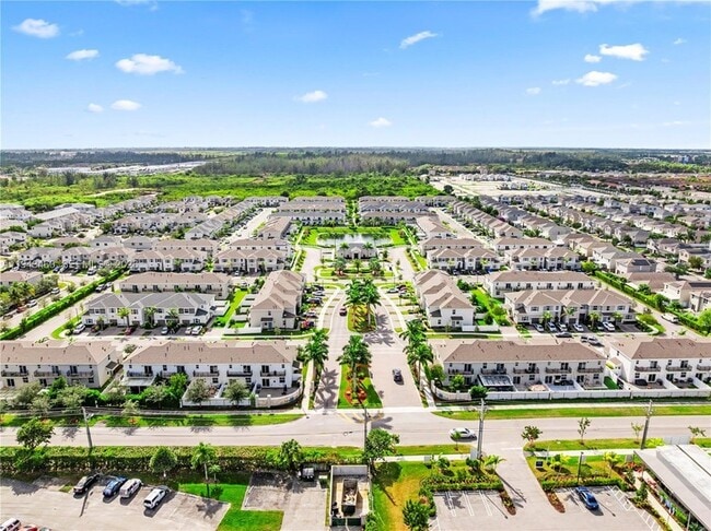 Building Photo - 818 SE 17th St