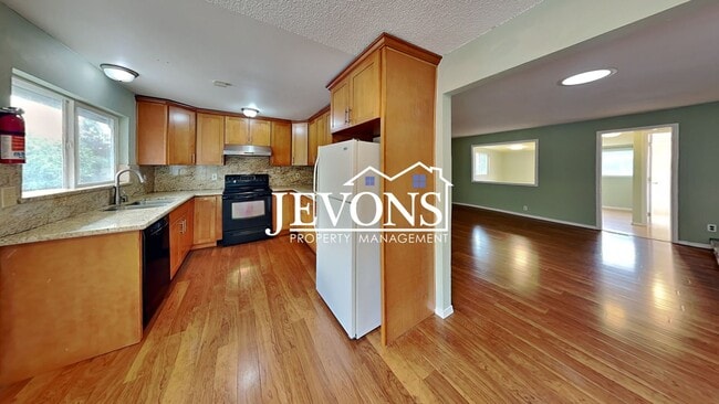 Building Photo - $1,000 Rent Credit if move-in occurs befor...