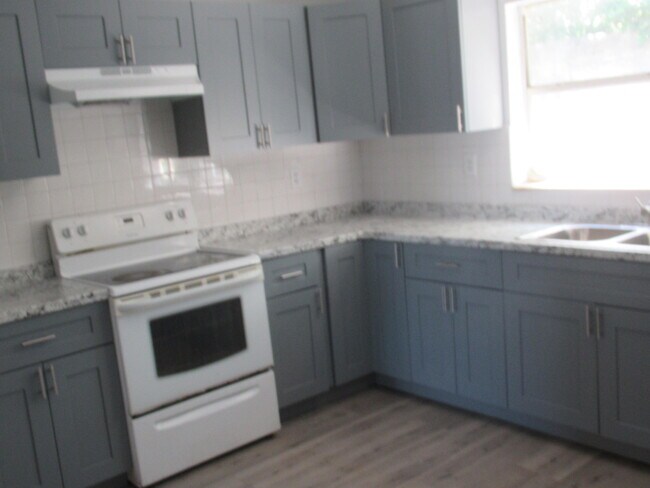 Building Photo - 1221 SW 11th Ave