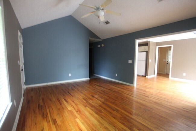 Building Photo - 3 Bedroom/ 2 Bathroom Home!