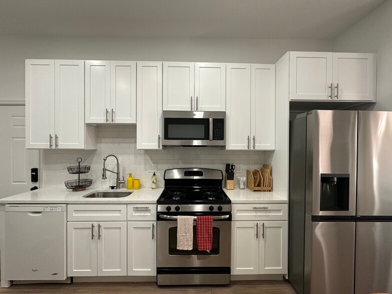 full kitchen with plenty of space. New fridge with ice maker, gas stove, microwave, and dishwasher - 313 N 37th St