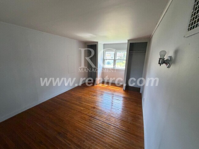 Building Photo - 715 Woodbury-