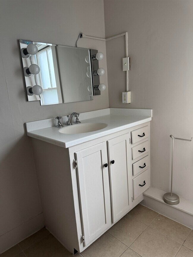 Building Photo - 76 Warren St