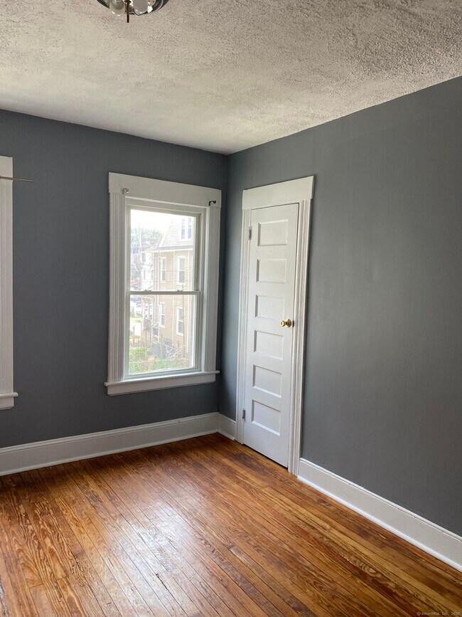 Building Photo - 117 Sherwood Ave