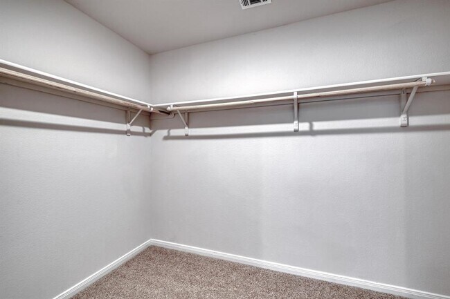 Building Photo - 109 Bethpage Dr