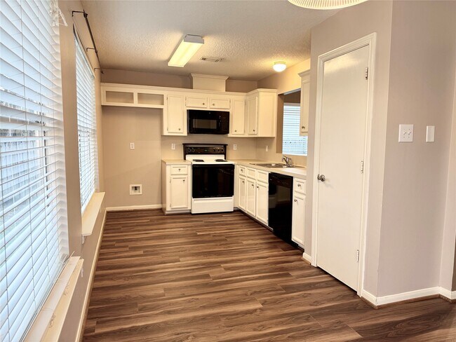 Building Photo - 4006 Hunnington Dr