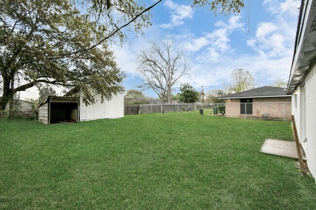 Building Photo - 6411 Hollow Oaks Dr
