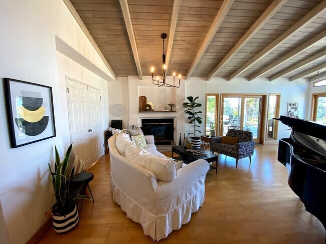 Building Photo - 3 bed 2 1/2 bath home single story home in Woodland Hills!