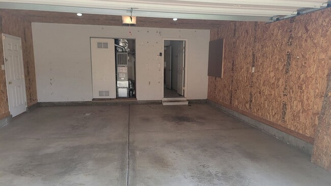 Building Photo - * MOVE IN SPECIAL* 1/2 OFF 1st FULL MONTH'...