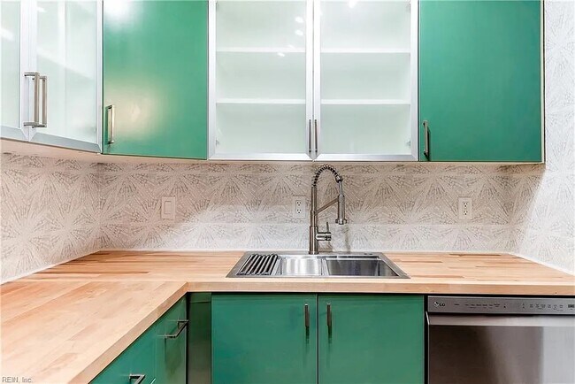 Building Photo - Hampton Blvd