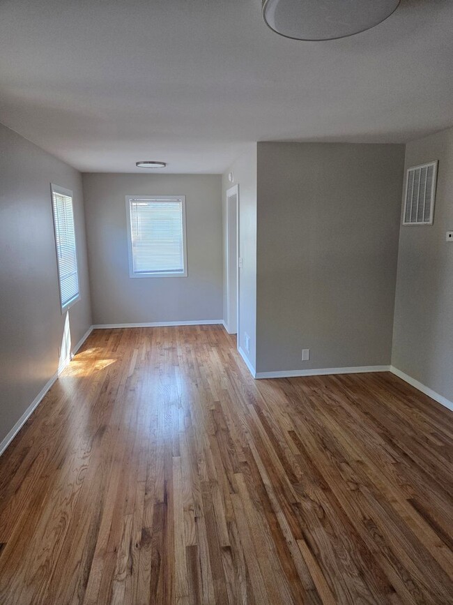 Building Photo - 3 bed 1 bath, 1 car detached garage, newly...
