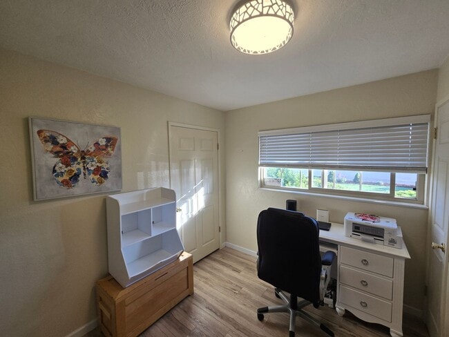 Building Photo - Stunning 4BR/2BA Fortuna home in quiet nei...