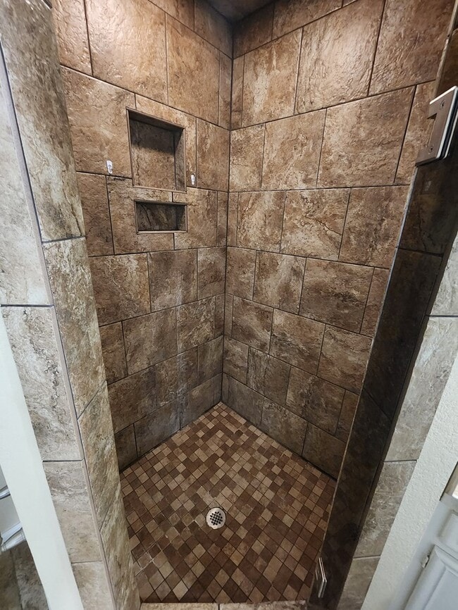 Building Photo - 4 bed 2 1/2 bath home, 2 car garage!