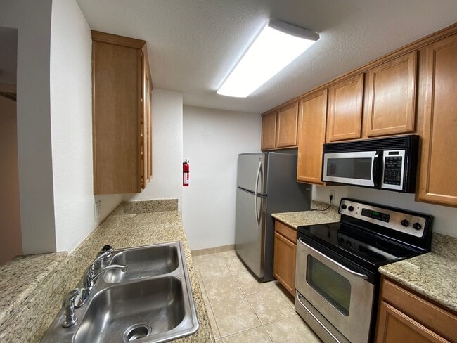 Building Photo - Awesome Condo - Complex W/ Pool, Gym & BBQ...
