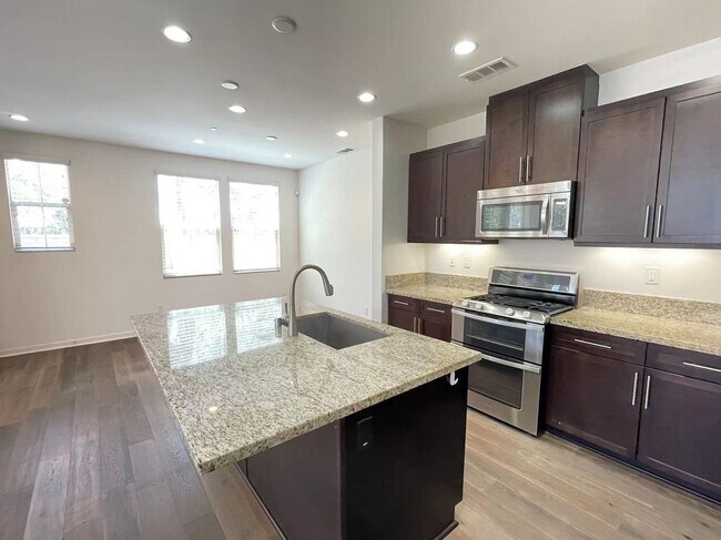 Building Photo - 3 Bedroom home for leasing in Lake Forest