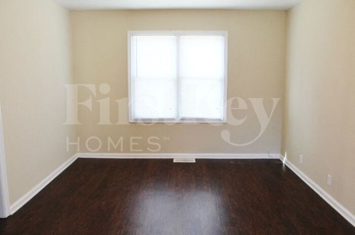 Building Photo - 5614 N Victoria Dr