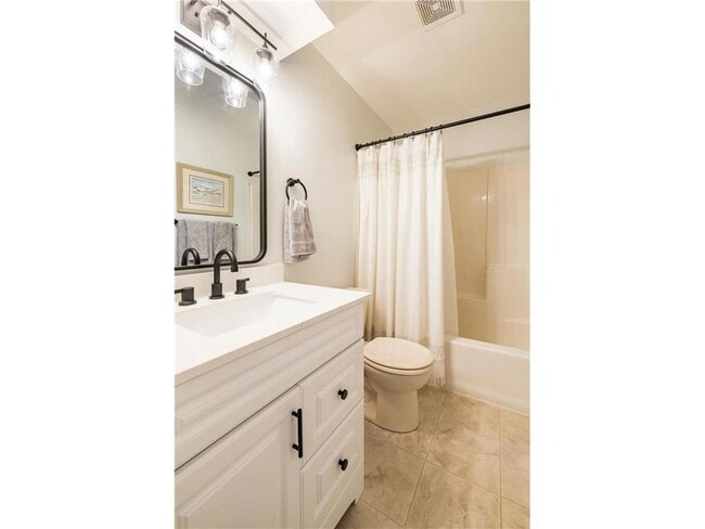 Building Photo - 334 W 5th St