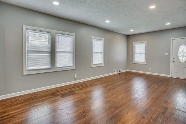 Building Photo - Charming Aksarben Gem