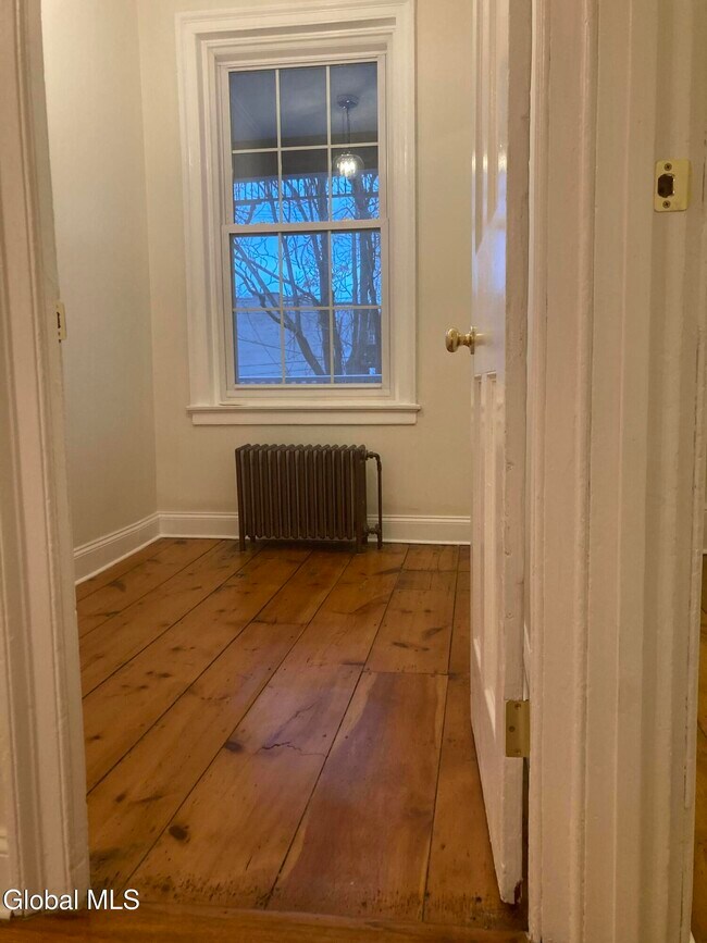 Building Photo - 162 4th St