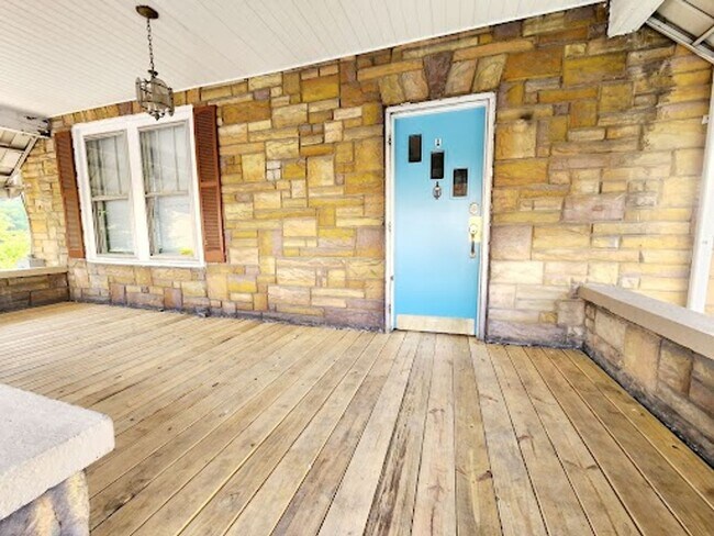 Building Photo - 305 Lyndhurst St