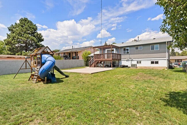 Building Photo - 4 bedroom with large backyard