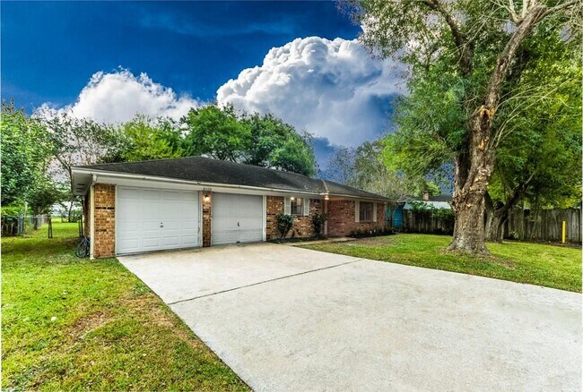 Building Photo - 2110 Wycliffe Dr