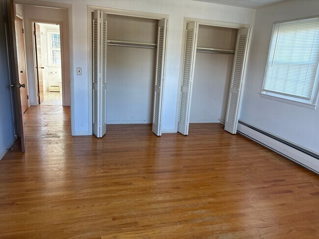 Building Photo - 2 Bedroom 2nd Floor Suburban SD-Parking