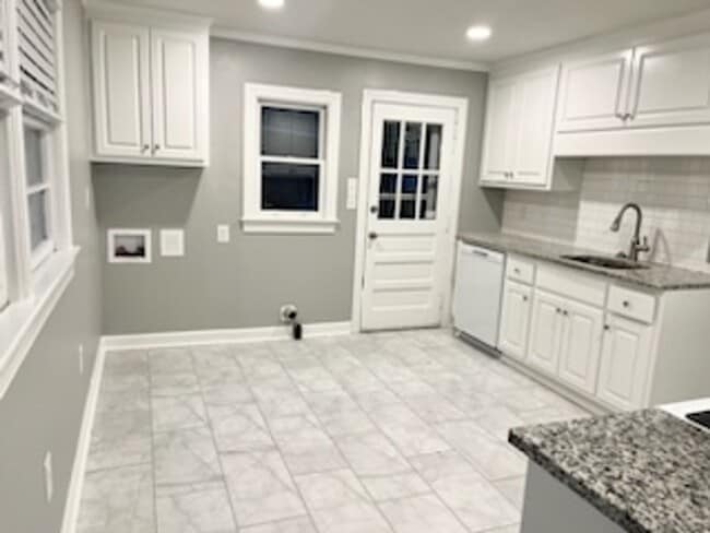 Building Photo - 205 Clyde Ave N