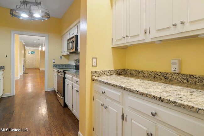 Building Photo - 246 Eastbrooke St