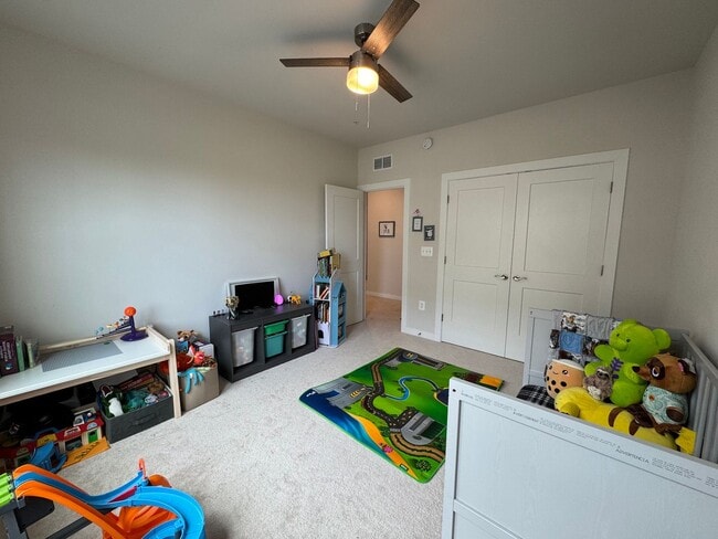 Building Photo - Stunning 2 Bed 2 Bath Interior Townhome In...
