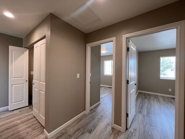 Building Photo - 815 Starlite Dr