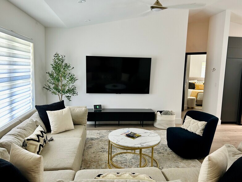 Building Photo - 6205 SE Circle St