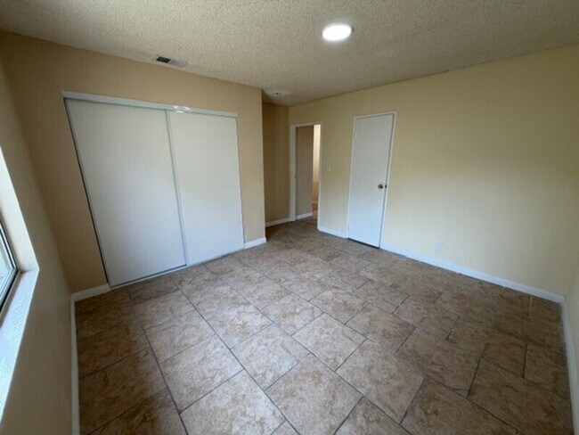 Building Photo - 1609 Grove St