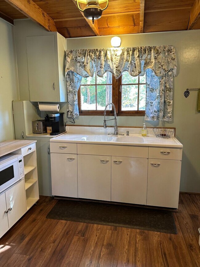 Building Photo - 3 Bedroom 1 Bath