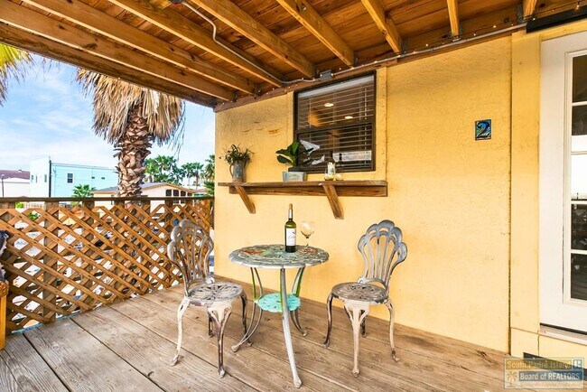 Building Photo - 113 W Sunny Isle Dr