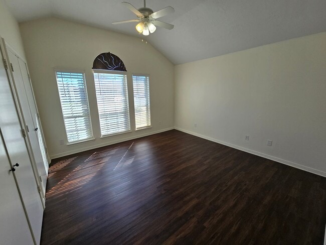 Building Photo - College Station - 3 bedroom / 2 bath / Garage / Fenced in back yard.