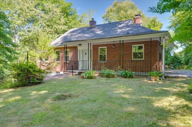 Building Photo - Classic Brick Multi-Level Home with Backya...