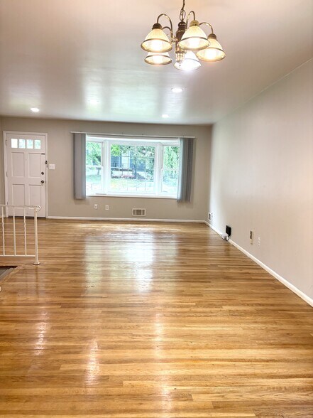 Building Photo - 218 Upton St