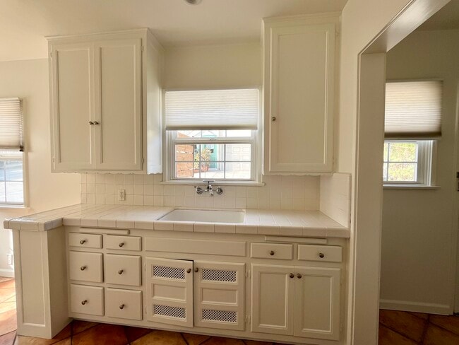 Kitchen - 2938 Rowena Ave